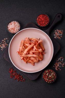 Yiyecek, kurutulmuş kalamar ya da aperatif ya da kurutulmuş et gibi doğranmış. Bira için abur cubur, tasarım için arka plan.