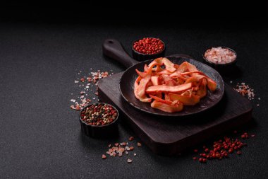 Yiyecek, kurutulmuş kalamar ya da aperatif ya da kurutulmuş et gibi doğranmış. Bira için abur cubur, tasarım için arka plan.