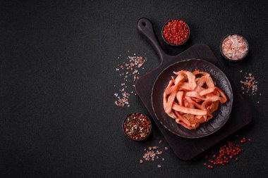 Yiyecek, kurutulmuş kalamar ya da aperatif ya da kurutulmuş et gibi doğranmış. Bira için abur cubur, tasarım için arka plan.