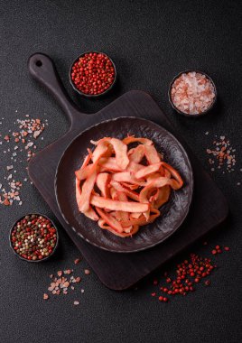 Yiyecek, kurutulmuş kalamar ya da aperatif ya da kurutulmuş et gibi doğranmış. Bira için abur cubur, tasarım için arka plan.