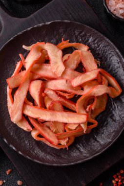 Yiyecek, kurutulmuş kalamar ya da aperatif ya da kurutulmuş et gibi doğranmış. Bira için abur cubur, tasarım için arka plan.