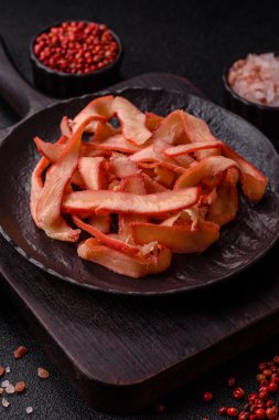 Yiyecek, kurutulmuş kalamar ya da aperatif ya da kurutulmuş et gibi doğranmış. Bira için abur cubur, tasarım için arka plan.