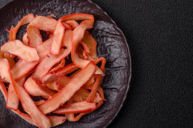 Yiyecek, kurutulmuş kalamar ya da aperatif ya da kurutulmuş et gibi doğranmış. Bira için abur cubur, tasarım için arka plan.