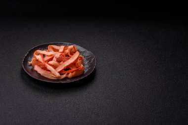 Yiyecek, kurutulmuş kalamar ya da aperatif ya da kurutulmuş et gibi doğranmış. Bira için abur cubur, tasarım için arka plan.