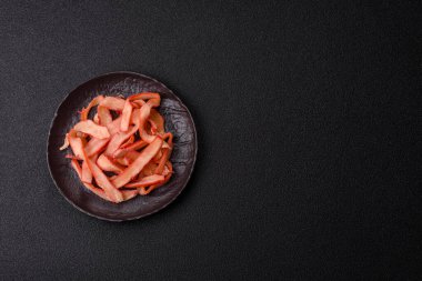 Yiyecek, kurutulmuş kalamar ya da aperatif ya da kurutulmuş et gibi doğranmış. Bira için abur cubur, tasarım için arka plan.