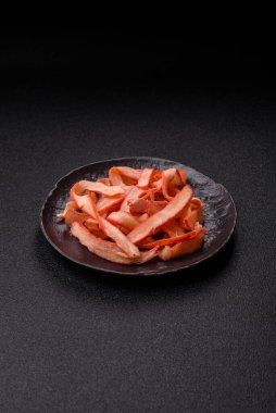 Yiyecek, kurutulmuş kalamar ya da aperatif ya da kurutulmuş et gibi doğranmış. Bira için abur cubur, tasarım için arka plan.