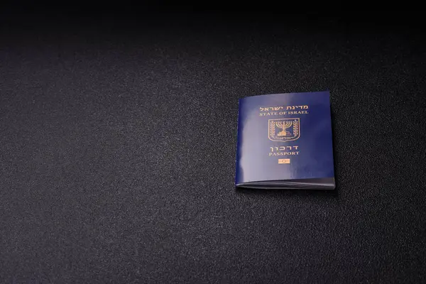 Seyahat etmek, uçmak ve iş yapmak için İsrail pasaportu. İsrail belgesi, sınırı geçmek için kimlik