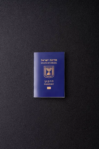 Seyahat etmek, uçmak ve iş yapmak için İsrail pasaportu. İsrail belgesi, sınırı geçmek için kimlik