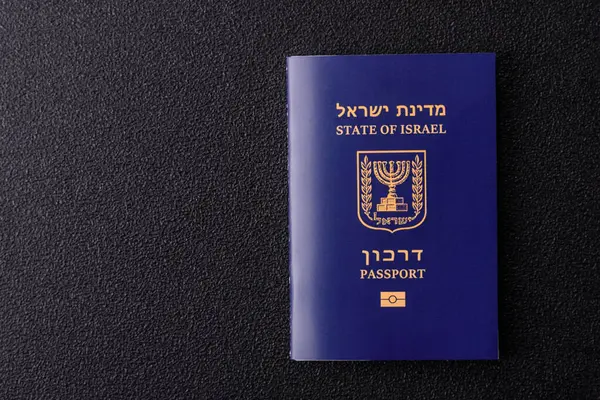 Seyahat etmek, uçmak ve iş yapmak için İsrail pasaportu. İsrail belgesi, sınırı geçmek için kimlik