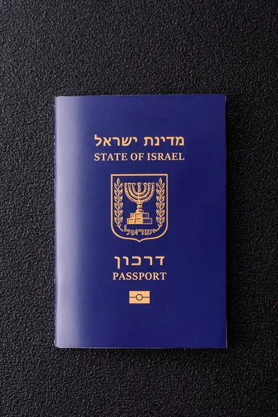 Seyahat etmek, uçmak ve iş yapmak için İsrail pasaportu. İsrail belgesi, sınırı geçmek için kimlik