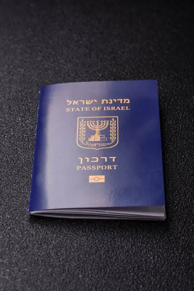 Seyahat etmek, uçmak ve iş yapmak için İsrail pasaportu. İsrail belgesi, sınırı geçmek için kimlik