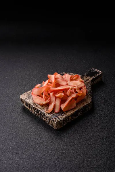 Yiyecek, kurutulmuş kalamar ya da aperatif ya da kurutulmuş et gibi doğranmış. Bira için abur cubur, tasarım için arka plan.