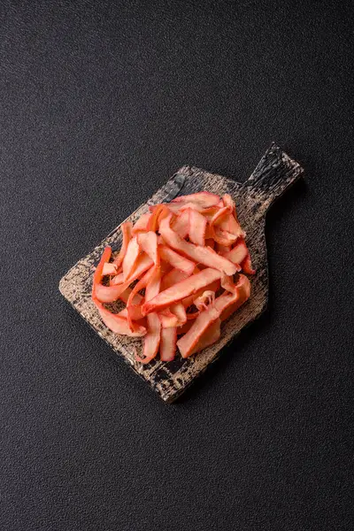 Yiyecek, kurutulmuş kalamar ya da aperatif ya da kurutulmuş et gibi doğranmış. Bira için abur cubur, tasarım için arka plan.