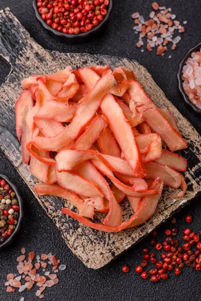 Yiyecek, kurutulmuş kalamar ya da aperatif ya da kurutulmuş et gibi doğranmış. Bira için abur cubur, tasarım için arka plan.