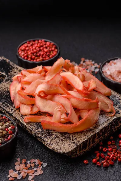 Yiyecek, kurutulmuş kalamar ya da aperatif ya da kurutulmuş et gibi doğranmış. Bira için abur cubur, tasarım için arka plan.