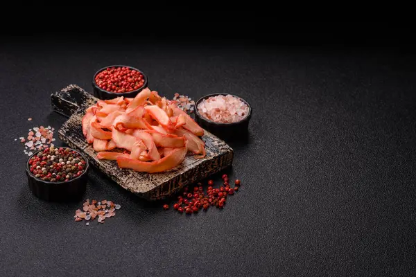 Yiyecek, kurutulmuş kalamar ya da aperatif ya da kurutulmuş et gibi doğranmış. Bira için abur cubur, tasarım için arka plan.