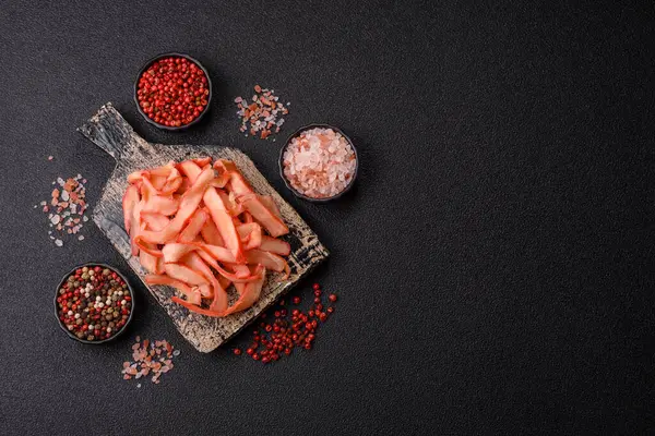 Yiyecek, kurutulmuş kalamar ya da aperatif ya da kurutulmuş et gibi doğranmış. Bira için abur cubur, tasarım için arka plan.