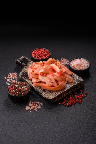 Yiyecek, kurutulmuş kalamar ya da aperatif ya da kurutulmuş et gibi doğranmış. Bira için abur cubur, tasarım için arka plan.