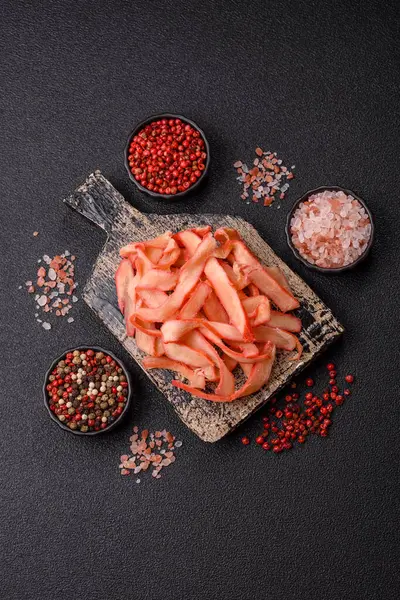 Yiyecek, kurutulmuş kalamar ya da aperatif ya da kurutulmuş et gibi doğranmış. Bira için abur cubur, tasarım için arka plan.