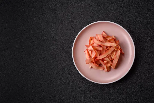 Yiyecek, kurutulmuş kalamar ya da aperatif ya da kurutulmuş et gibi doğranmış. Bira için abur cubur, tasarım için arka plan.