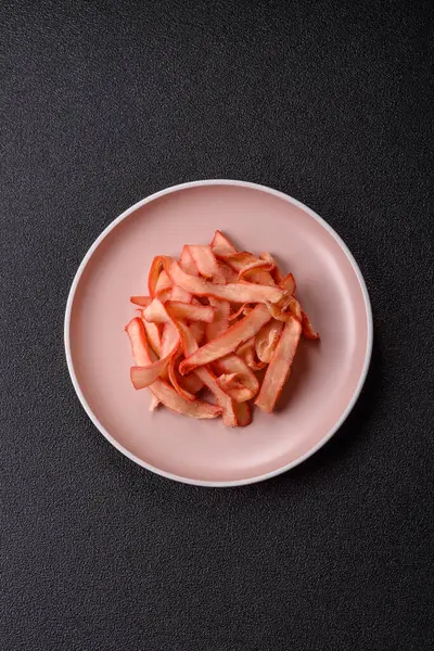 Yiyecek, kurutulmuş kalamar ya da aperatif ya da kurutulmuş et gibi doğranmış. Bira için abur cubur, tasarım için arka plan.