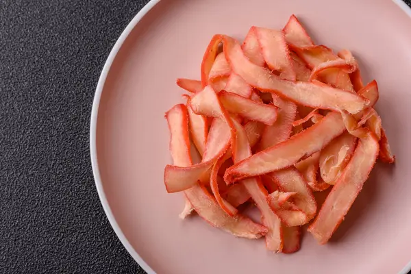 Yiyecek, kurutulmuş kalamar ya da aperatif ya da kurutulmuş et gibi doğranmış. Bira için abur cubur, tasarım için arka plan.