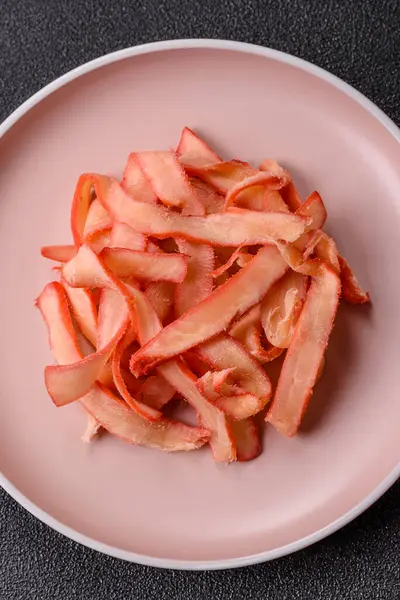 Yiyecek, kurutulmuş kalamar ya da aperatif ya da kurutulmuş et gibi doğranmış. Bira için abur cubur, tasarım için arka plan.