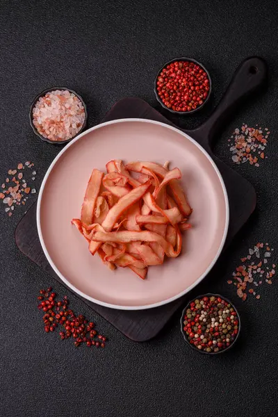 Yiyecek, kurutulmuş kalamar ya da aperatif ya da kurutulmuş et gibi doğranmış. Bira için abur cubur, tasarım için arka plan.