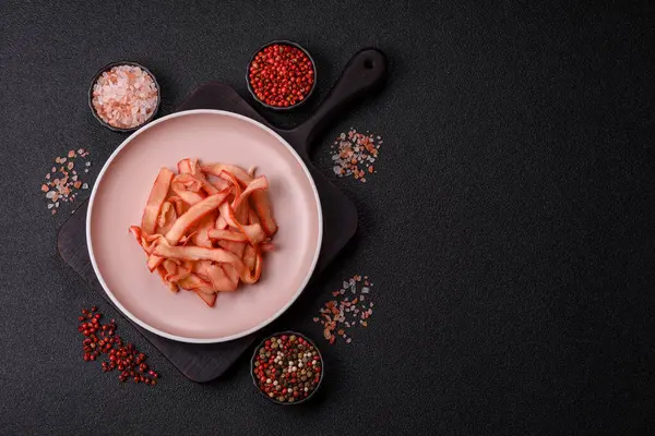 Yiyecek, kurutulmuş kalamar ya da aperatif ya da kurutulmuş et gibi doğranmış. Bira için abur cubur, tasarım için arka plan.