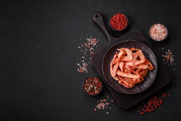 Yiyecek, kurutulmuş kalamar ya da aperatif ya da kurutulmuş et gibi doğranmış. Bira için abur cubur, tasarım için arka plan.