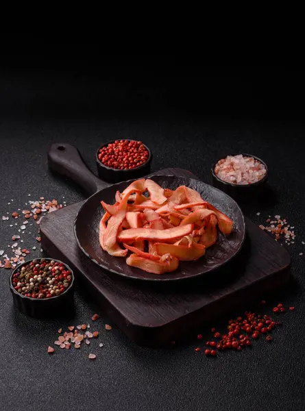 Yiyecek, kurutulmuş kalamar ya da aperatif ya da kurutulmuş et gibi doğranmış. Bira için abur cubur, tasarım için arka plan.