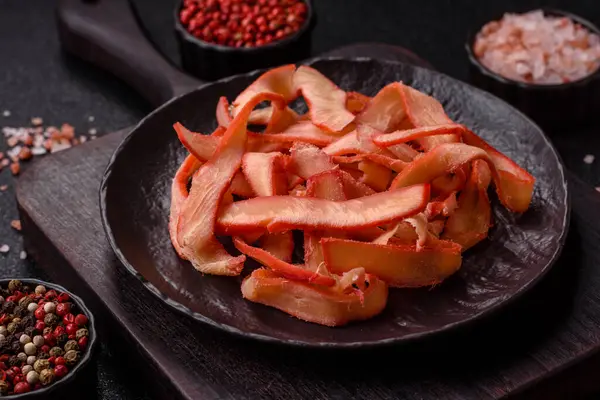 Yiyecek, kurutulmuş kalamar ya da aperatif ya da kurutulmuş et gibi doğranmış. Bira için abur cubur, tasarım için arka plan.