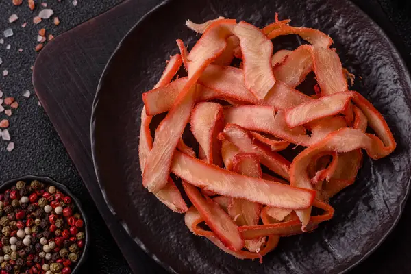 Yiyecek, kurutulmuş kalamar ya da aperatif ya da kurutulmuş et gibi doğranmış. Bira için abur cubur, tasarım için arka plan.