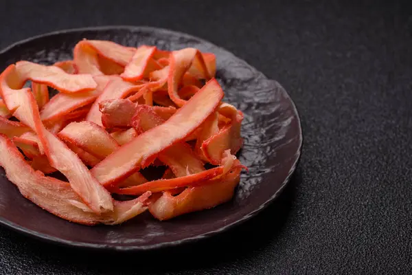 Yiyecek, kurutulmuş kalamar ya da aperatif ya da kurutulmuş et gibi doğranmış. Bira için abur cubur, tasarım için arka plan.