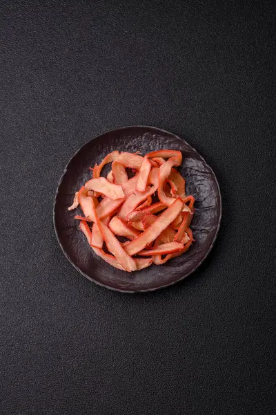 Yiyecek, kurutulmuş kalamar ya da aperatif ya da kurutulmuş et gibi doğranmış. Bira için abur cubur, tasarım için arka plan.