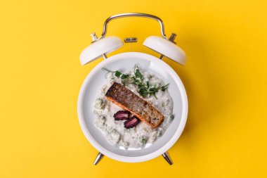 Biber ve baharatla ızgara yapılmış kırmızı somon balığı. Balık yeme zamanı, tabakta ızgara somon.