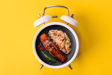 Biber ve baharatla ızgara yapılmış kırmızı somon balığı. Balık yeme zamanı, tabakta ızgara somon.