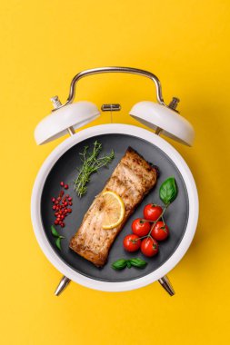 Biber ve baharatla ızgara yapılmış kırmızı somon balığı. Balık yeme zamanı, tabakta ızgara somon.