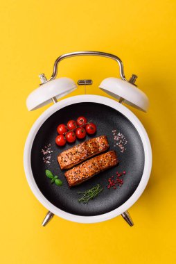 Biber ve baharatla ızgara yapılmış kırmızı somon balığı. Balık yeme zamanı, tabakta ızgara somon.