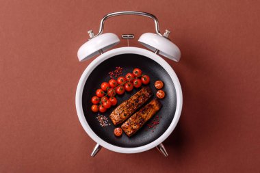 Biber ve baharatla ızgara yapılmış kırmızı somon balığı. Balık yeme zamanı, tabakta ızgara somon.