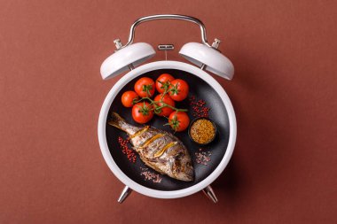 Biber ve baharatla pişirilmiş ızgara dorado balığı. Balık yeme zamanı, tabakta ızgara Dorado.