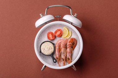 Pişmiş karides, karides, yemek, taze deniz ürünleri. Karides yeme zamanı.