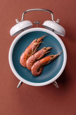 Pişmiş karides, karides, yemek, taze deniz ürünleri. Karides yeme zamanı.