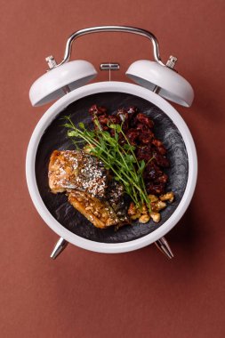 Biber ve baharatlı ızgara uskumru balığı. Balık yeme zamanı, tabakta ızgara uskumru.