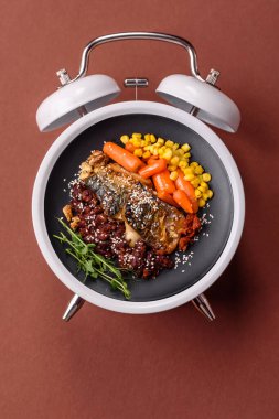 Biber ve baharatlı ızgara uskumru balığı. Balık yeme zamanı, tabakta ızgara uskumru.