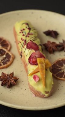 Fransız yemeği, çikolata dolgulu tatlı ve renkli kremayla kaplı. Tasarımınız için tatlı bir ekin