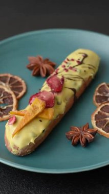 Fransız yemeği, çikolata dolgulu tatlı ve renkli kremayla kaplı. Tasarımınız için tatlı bir ekin