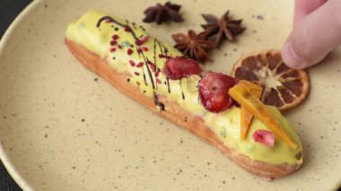 Fransız yemeği, çikolata dolgulu tatlı ve renkli kremayla kaplı. Tasarımınız için tatlı bir ekin