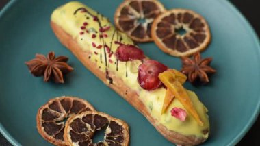 Fransız yemeği, çikolata dolgulu tatlı ve renkli kremayla kaplı. Tasarımınız için tatlı bir ekin