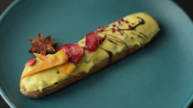 Fransız yemeği, çikolata dolgulu tatlı ve renkli kremayla kaplı. Tasarımınız için tatlı bir ekin